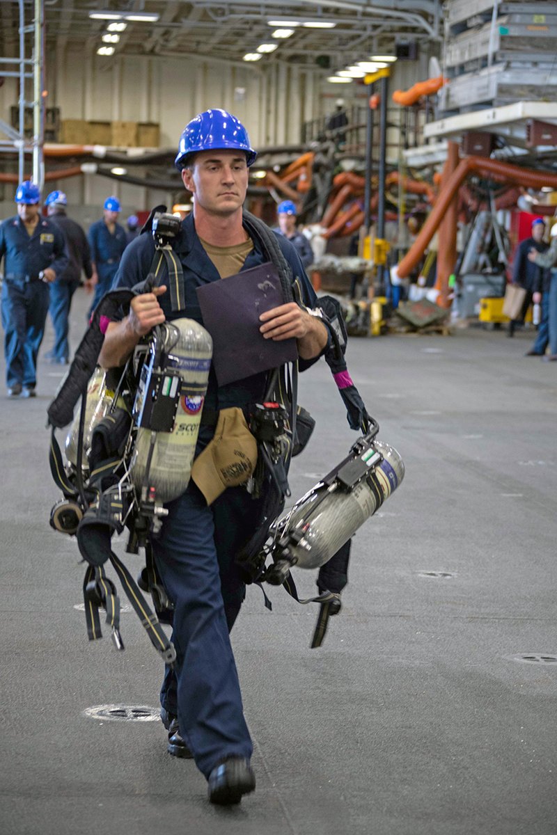 #HuntingtonBeach native serves aboard #USNavy #Warship #USSTripoli #LHA7
GMSN Robert Melton
re-stows firefighting equipment after a fire drill during the ship’s maintenance availability June 14, 2023.
dvidshub.net/image/7874350/…
#ForgedBytheSea #AmericasNavy @NETC_HQ @MyNavyHR #Sea