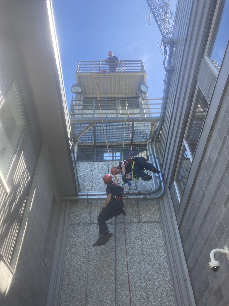 Congratulations to our new group of technical high angle rope rescue fire fighters! They successfully completed Technician Level today. 
#saanich 
sl.