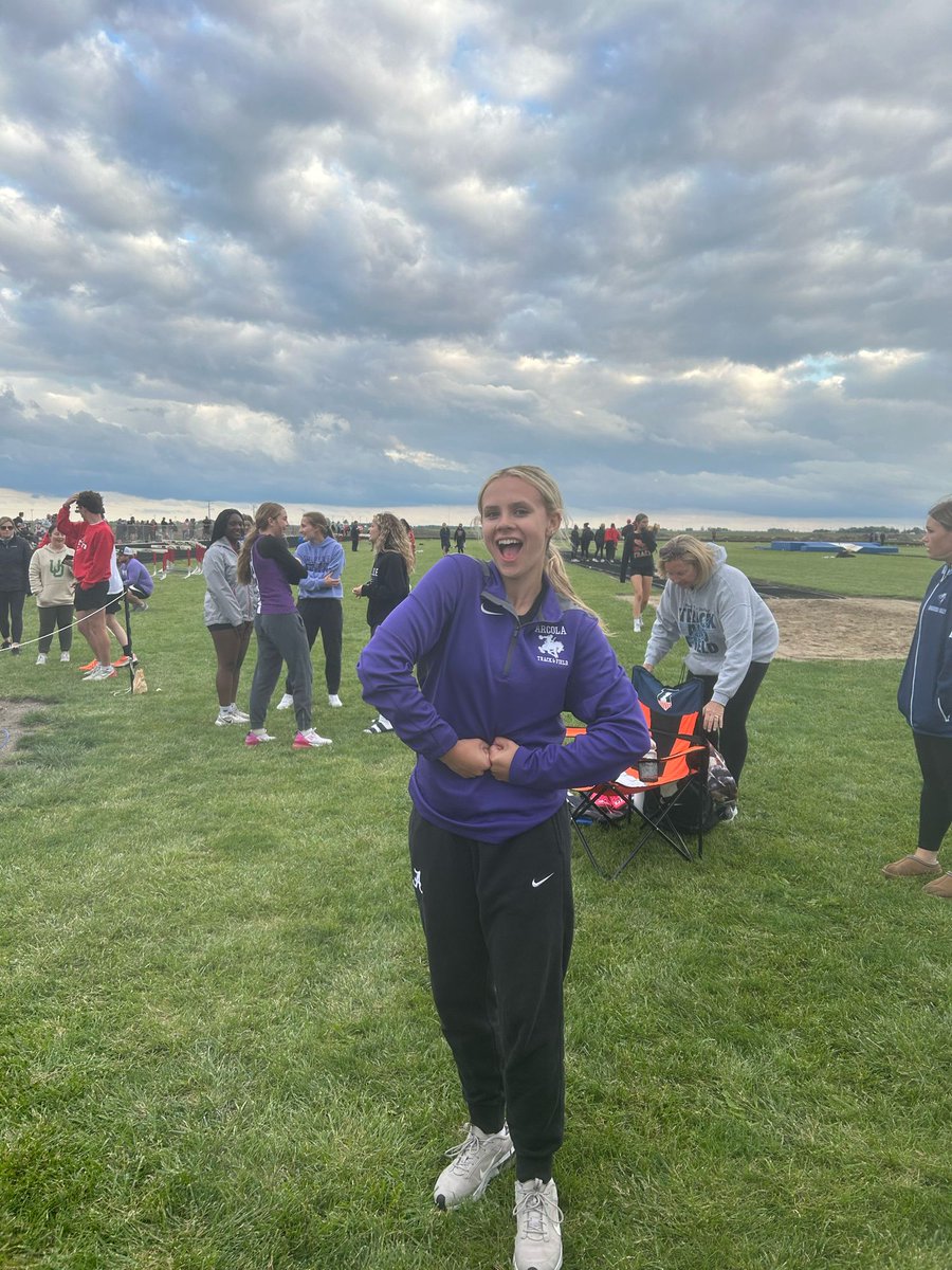 Kelsey Moore finishes in 2nd place and qualifies for state in the 300h. This is Kelsey’s 3rd time in three years qualifying for state in the 300h. Way to go Kelsey!