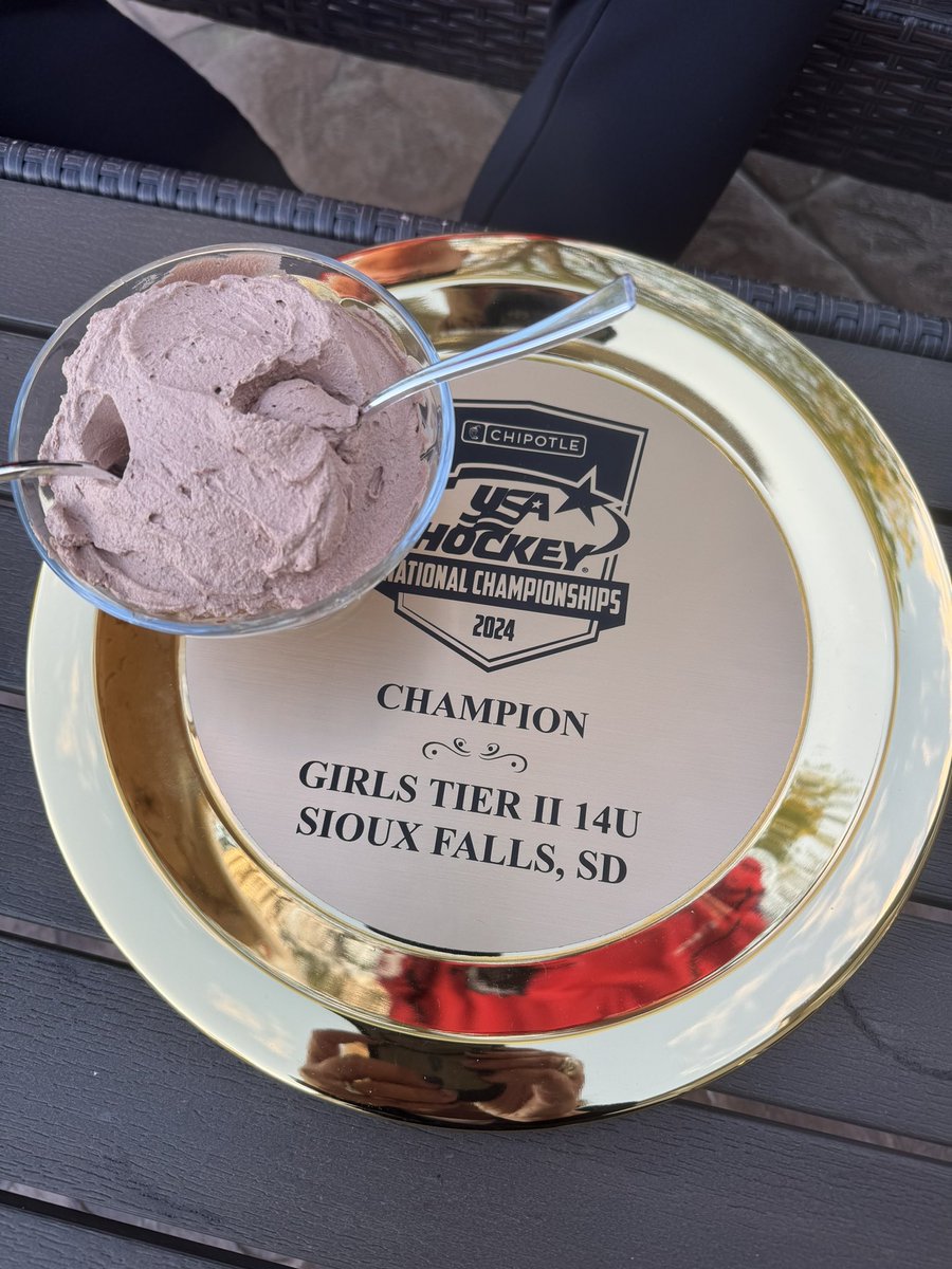 RegDunlop's tweet image. Celebrating #mydaywiththeplate by having chocolate “Moose” with my bud. #moosemeals #rollmoose