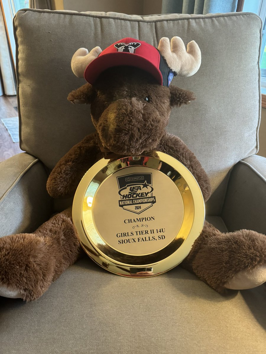 RegDunlop's tweet image. Celebrating #mydaywiththeplate by having chocolate “Moose” with my bud. #moosemeals #rollmoose