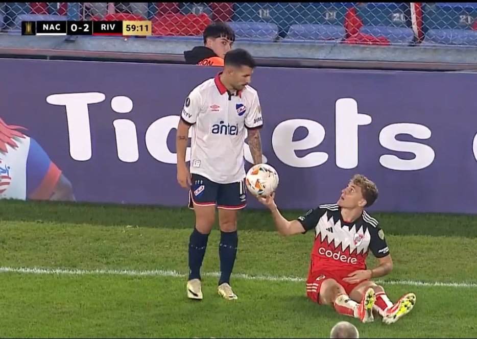 -Tomá, haceme dos goles a ver si sos guapo.
-Bueno, dale.