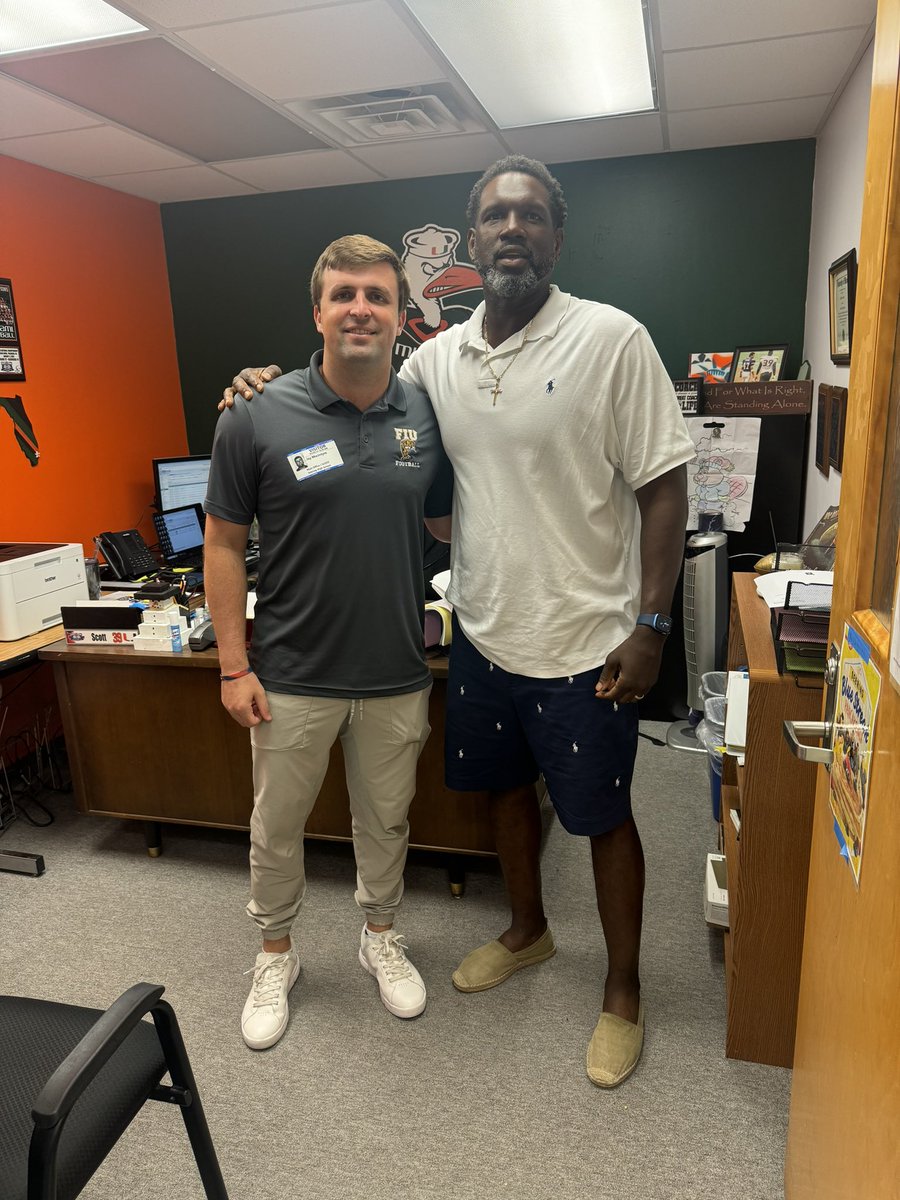 Sebring Football appreciates @jay_macintyre11 of FIU for stopping by and gathering information on our student athletes. Working on getting another Blue Streaks to be a panther. #SebringFootballRecruiting #UpholdTheStandard