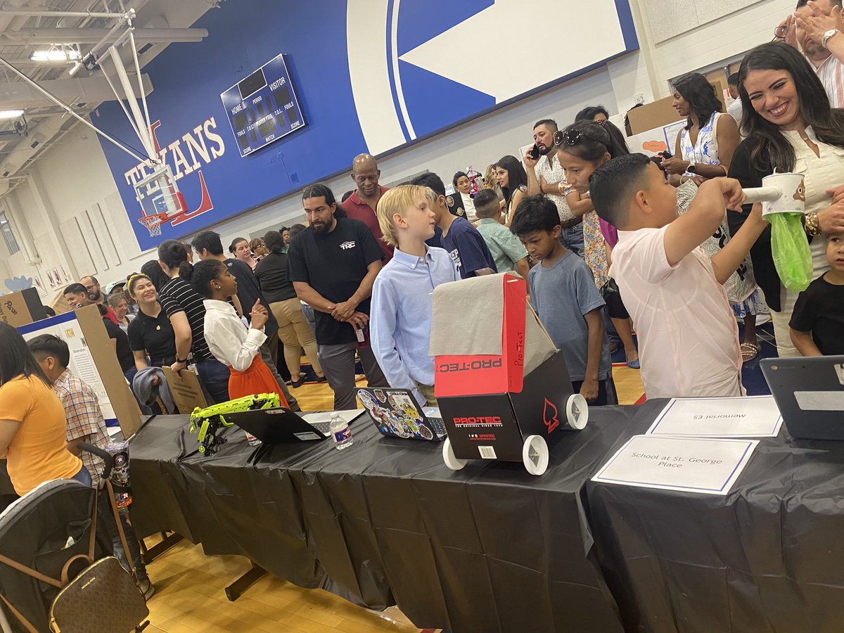 Our students were very excited to showcase their invention project to the HISD community at the district's GT Expo! We're extremely proud!! 👏🏼 🎖️@pto_memorial @MemorialElm @HoustonISD_GT