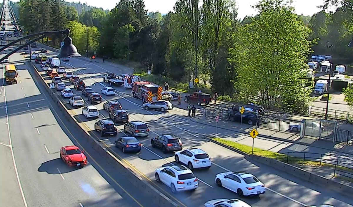 ⚠️ #LionsGateBridge - The right lane of the eastbound Marine Dr ramp to #BCHwy99 southbound is blocked due to a vehicle incident. Emergency crews are on scene. Pass with caution. #WestVan #Vancouver