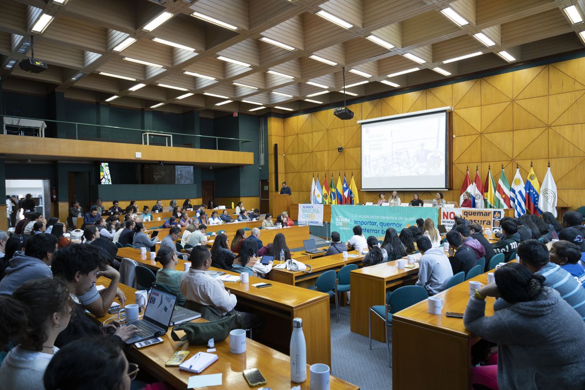 uasbecuador's tweet photo. 🌿🌎 ¡Juntos por un Ecuador sin basura! Hoy se inauguró el #VIEncuentroNacionalAlianzaBasuraCero, organizado por la Alianza Basura Cero @BasuraCeroEc en colaboración con la @RenarecEcuador y @GAIA_LAC. 🤝 Nuestro vicerrector, @wilsonaraquej, participó en la inauguración de este encuentro junto a la directora del Área de Salud, @FeiSoliz.