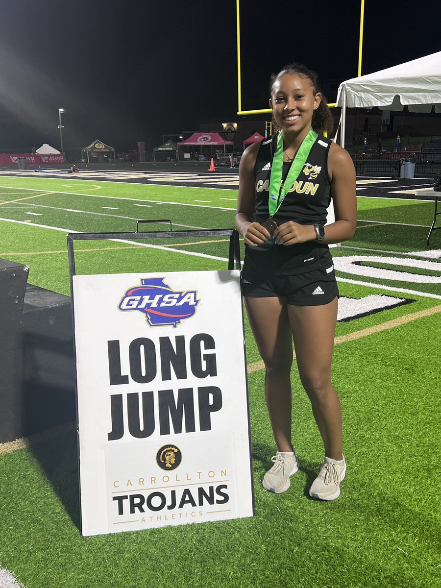 Mariah Anthony jumps to reach 8th place at the 2024 State Meet! Way to go! 🐝