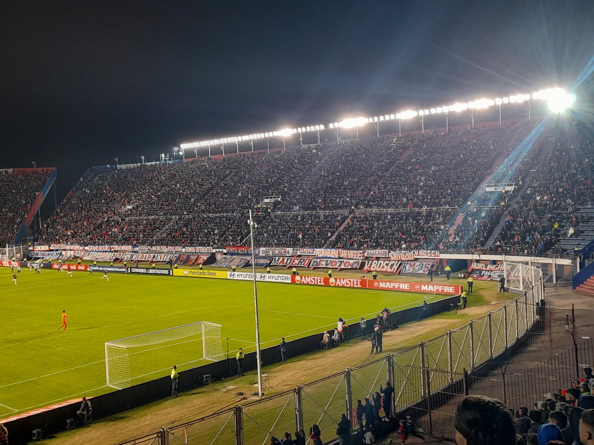 DrPastafrola's tweet photo. Por estas cosas hay equipos grandes y equipos chicos.
Hoy San Lorenzo, con Paro Nacional, un paro masivo de colectivos y total de ferrocarriles, metió 42.000 personas.
Hinchada Gigante https://t.co/NOG4Idn5X7
