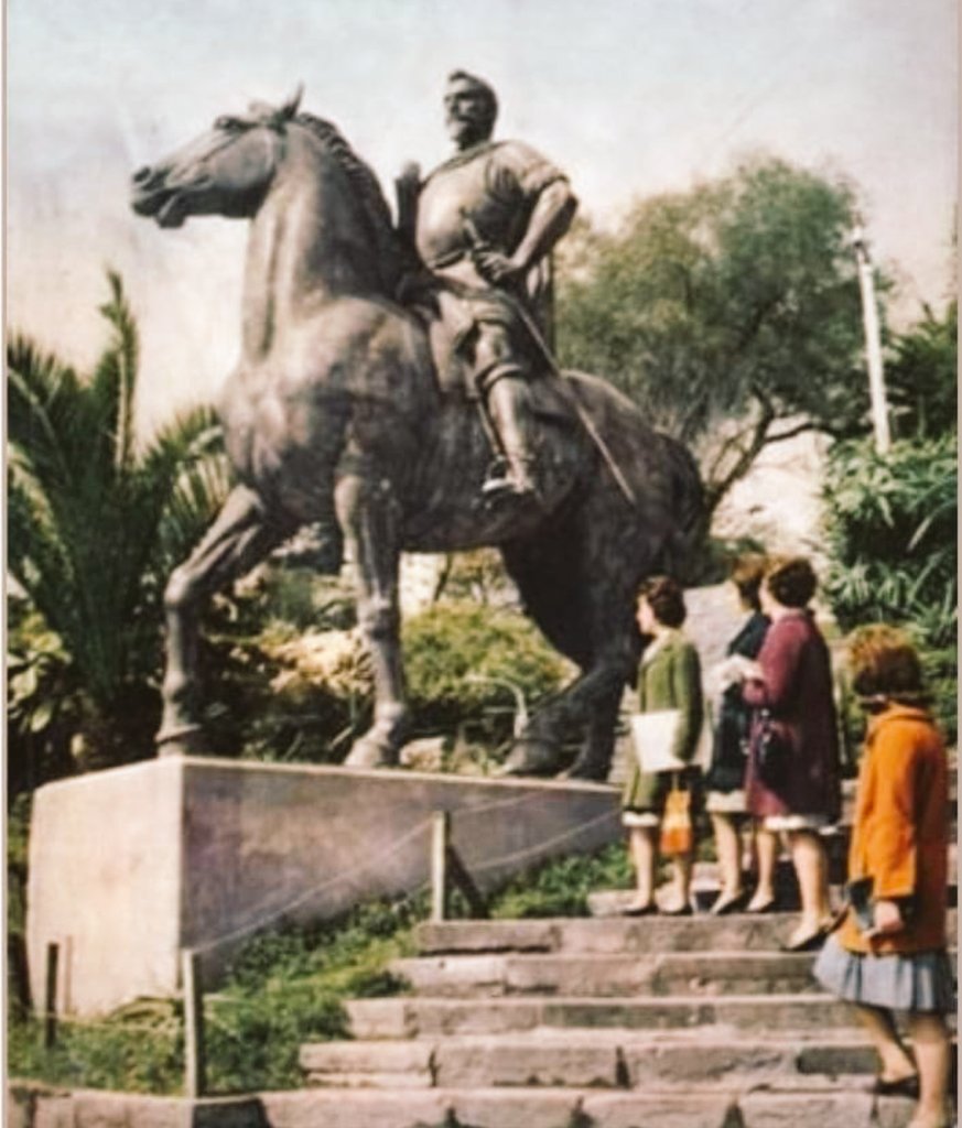 En los años 60 el monumento a Valdivia se encontraba en el cerro Santa Lucía #SantiagodeChile  #años60