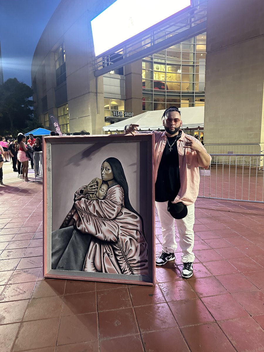 There’s a guy outside who wants to give Nicki a painting for Mother’s Day but he can’t bring it inside with him! 🥹🎀 

IG: @dreddie_spiritual_g