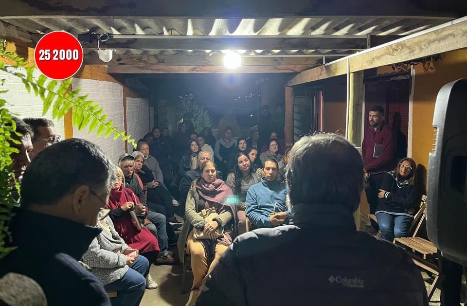 coordbattlista's tweet photo. Muy buena reunión en Paso la Hormiga con la adhesión de varios vecinos.
Seguimos trabajando con la #lista252000 rumbo al 30 de junio con Tabaré Viera Presidente.
Coordinadora Batllista 
#LiderazgoParaElCambio 
#TabaréPresidente https://t.co/mC4HeZPaSb