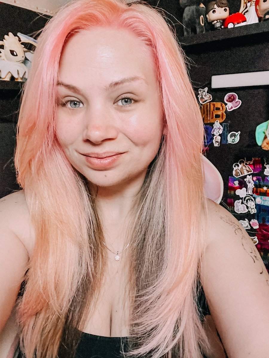I feel cute with my pink hair ✨💕

#twitch #streamer #pinkhair #haircolor
