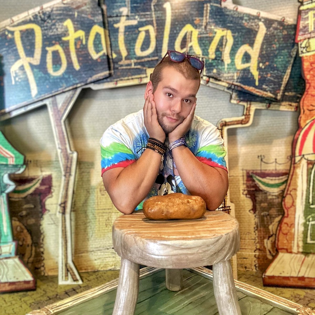 You have no idea how happy I “yam” when I get to go to Potatoland! Home of the World Famous Potato! 🥔
.
#OrlandoFlorida #HollywoodStudios
#Potatoland #DisneyParks #Disney
#TuckDoesDisney #DisneyBlogger
#Potato #WaltDisneyWorld ✨