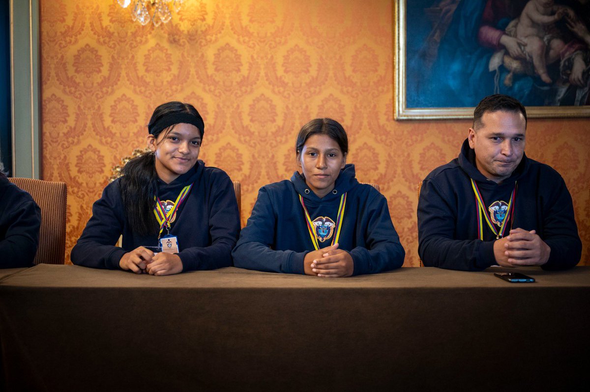 Siete chicas, cinco jóvenes y su entrenador, Edgar Cabrera, provenientes de un proyecto social de la Liga de Fútbol de Putumayo, aprenderán y promoverán acciones y actividades relacionadas con el fomento de la paz y el deporte como vehículo de desarrollo comunitario, así como