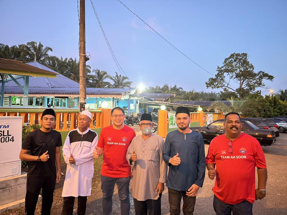 MCAHQ's tweet image. Pagi ini, ADUN #YongPeng, YB @LingTianSoon1 dan ADUN #PekanNanas, YB Tan Eng Meng ke Masjid Sri Lalang dan Masjid Taman Emas Merah masing-masing untuk memberi sokongan kepada Program Semarak Subuh.

#SemarakSubuhJohor #BangsaJohor