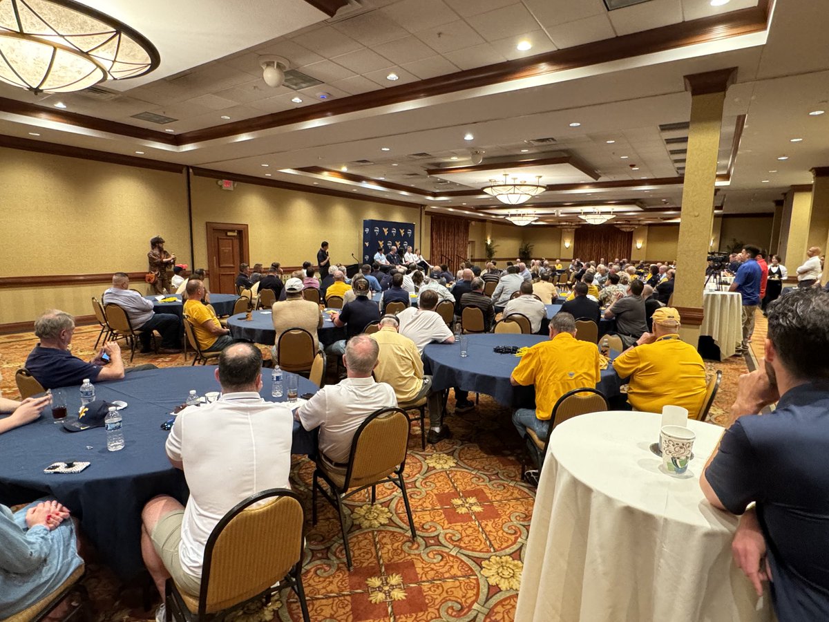Parkersburg is a long time pillar of ⁦@WVUSports⁩ support! Tonight was great and our coaches did awesome. The ⁦@WVU_MAC⁩ Coaches Caravan continues in the northern panhandle tomorrow night. Wheeling….You’re next!! #HailWV