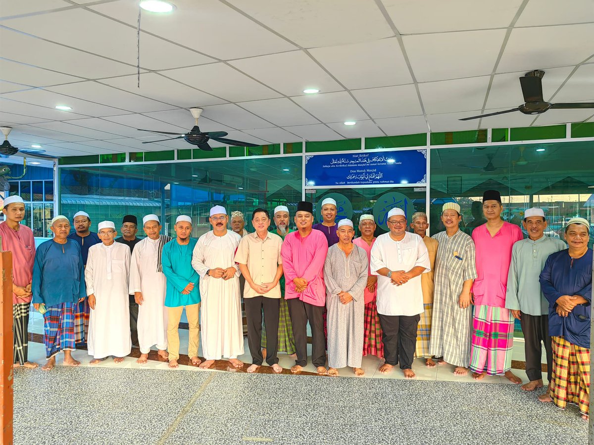 MCAHQ's tweet image. Pagi ini, ADUN #YongPeng, YB @LingTianSoon1 dan ADUN #PekanNanas, YB Tan Eng Meng ke Masjid Sri Lalang dan Masjid Taman Emas Merah masing-masing untuk memberi sokongan kepada Program Semarak Subuh.

#SemarakSubuhJohor #BangsaJohor