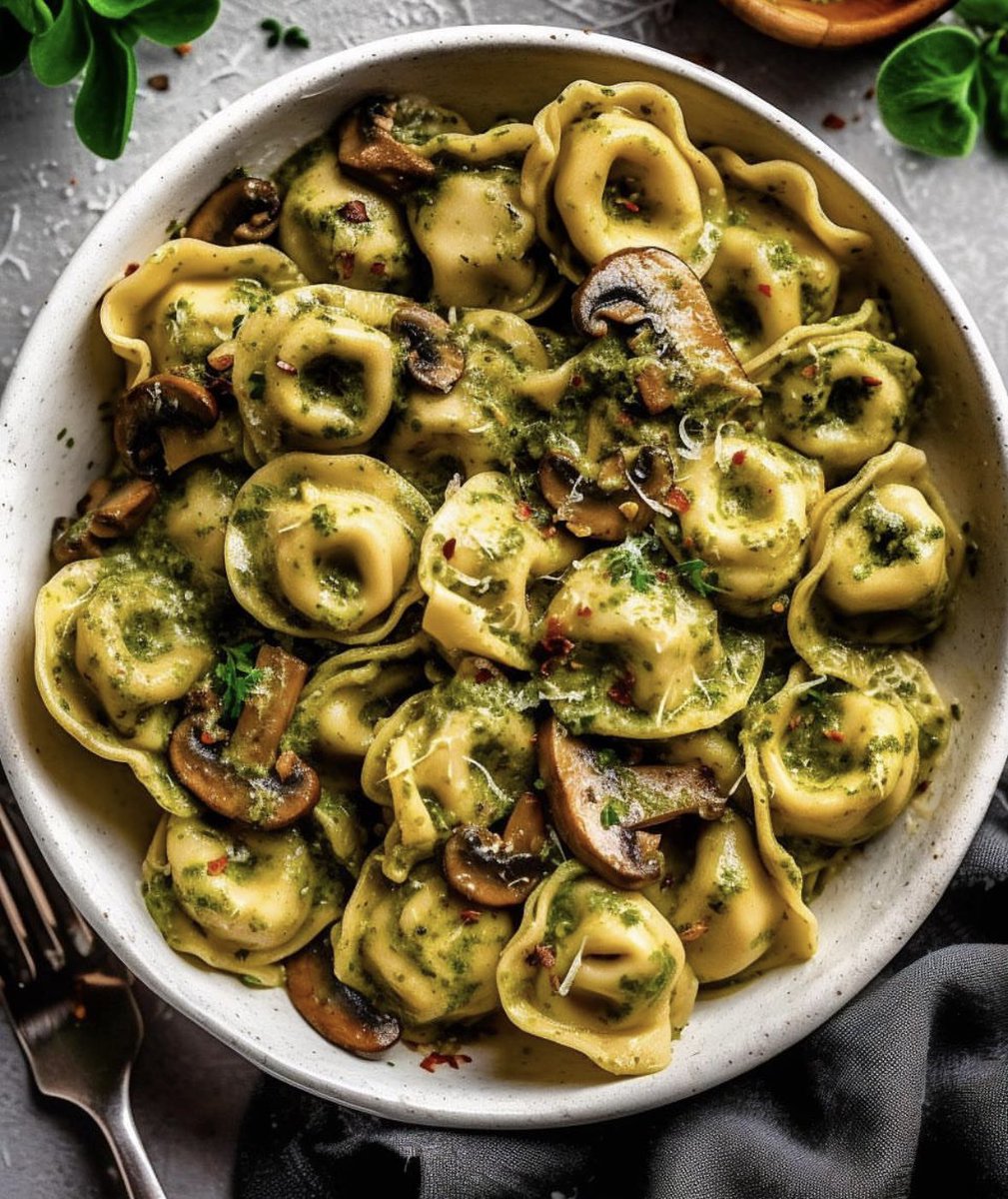 Pesto Tortellini with Mushrooms 🍄‍🟫 🍝