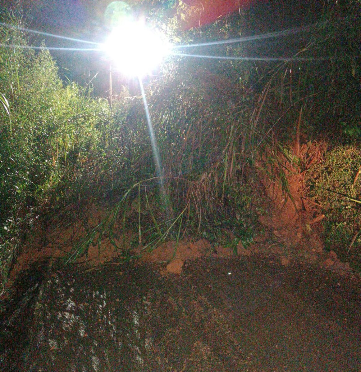 ⚠️🚨#AEstaHora Se presenta el cierre total de la vía en la curva La Gabriela, cerca al puente que comunica el sector Las Brisas con el sector Las Lomitas, a causa de movimiento en masa.

En el lugar se encuentra el equipo de Gestión del Riesgo, los <a href="/CBVSabaneta/">Bomberos Sabaneta</a> y los agentes de