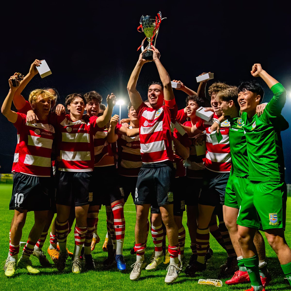 🔴🔵Wednesday night there was a good 252 in at Grand Drive to see a cracking Under18 Tony Ford Challenge Cup Final, Vale u18s narrowly losing 2-3 to @KingstonianFC u18. 0-1 Dyer 9’ ⚽️1-1 Fred Ausling 12’📷 1-2 Bean 21’ ⚽️2-2 Ray Benbow 55’ 2-3 Burton 79’ Well played all 👏🏻