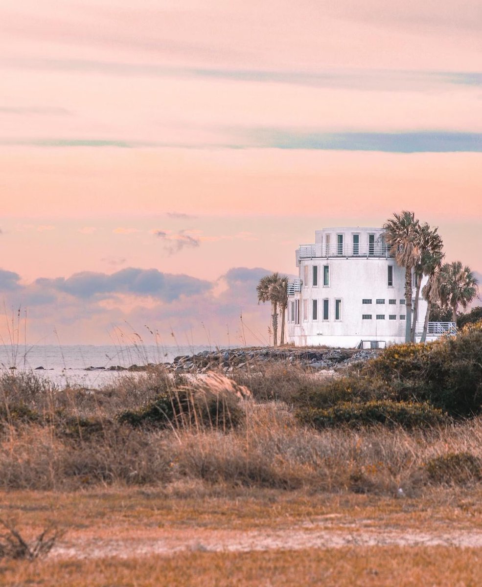 Homage courtesy of instagram.com/rivandroephoto #charlestonphotography #charlestondaily #breachinlet #sullivansisland