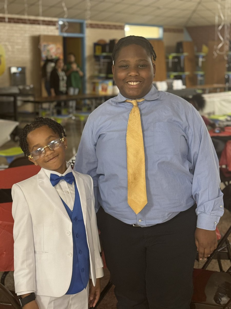 CarawayES_AISD's tweet image. 🎉 What a night! Tiaras, TuTus, Ties, and Tennis Shoes - our school dance was a blast! Seeing our cougars rock their best outfits and have a great time was the highlight. Until next time, keep dancing! 👑👔👟 #ShineYourLight #SchoolDance #TheWAY 🎶🌟