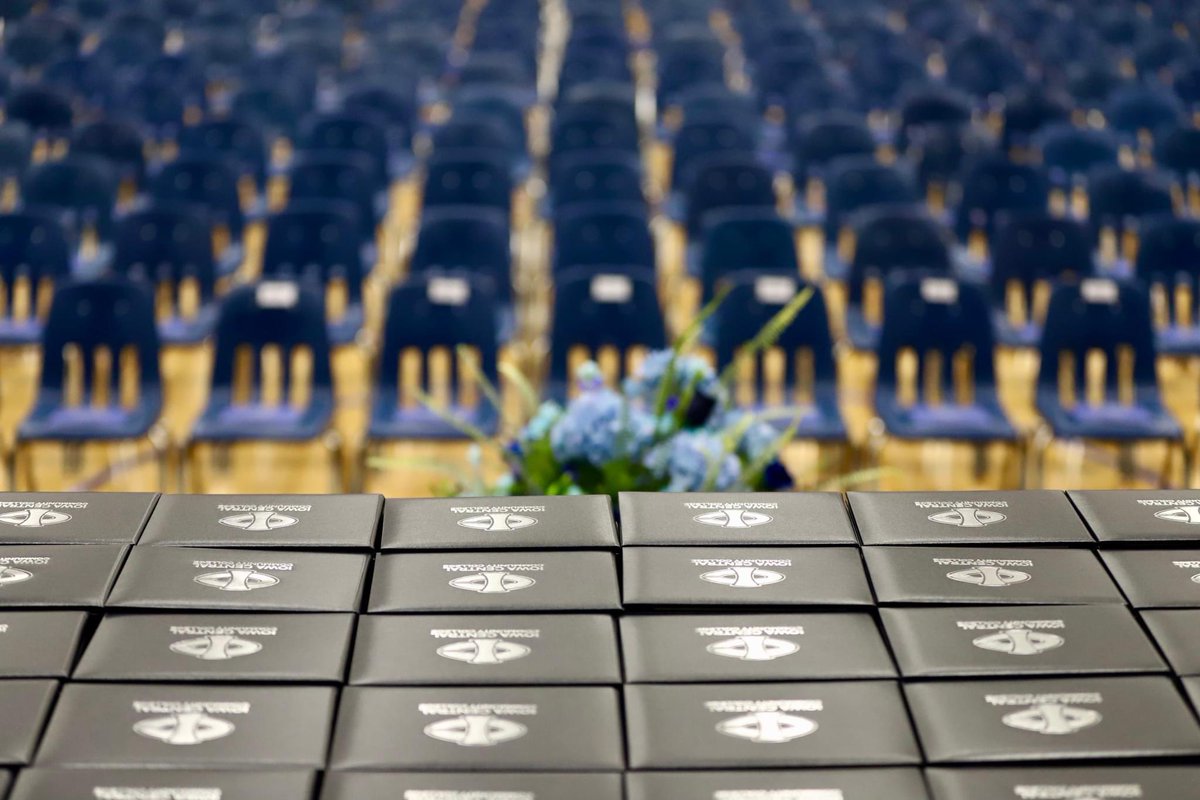 The stage is set and we're ready to celebrate with our graduates! The live stream for Friday's (5/10) Commencement activities can be found at youtube.com/@IowaCentralCC… 🔱💙🎓 #TritonNation #ProudToBeATriton #AlwaysATriton #TritonExperience