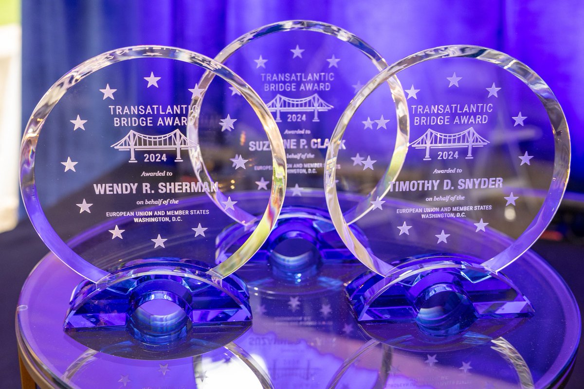 Congrats to all 3 winners of our 2024 #TransatlanticBridgeAwards: #WendySherman @SuzanneUSCC @TimothyDSnyder. And thanks to @BEAmbUSA @BelgiumintheUSA for hosting at your beautiful Residence. The EU-US relationship has never been stronger. Tonight proved that. #EuropeDay 🇪🇺