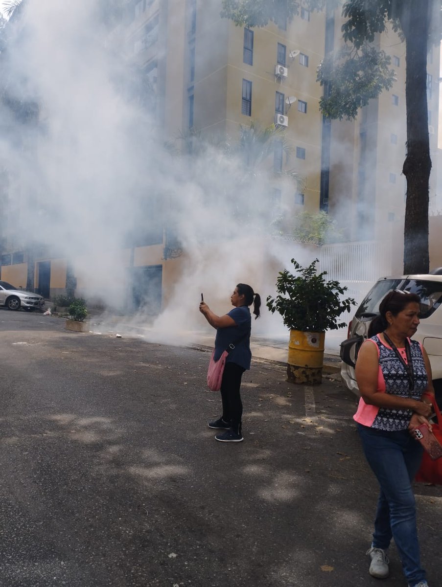 CC23SUR's tweet photo. El día de ayer la @lAlcaldiasucre, atendiendo el llamado de la comunidad, procedió a  la fumigación de las Calles 2, 2-3 y 3 Sur de #LaUrbina y a lo interno de las Residencias que conforman nuestro @CC23SUR. Agradecemos al @imapsas y a todo el equipo de la #Alcaldia por su labor. https://t.co/Aya1T6Ujtg