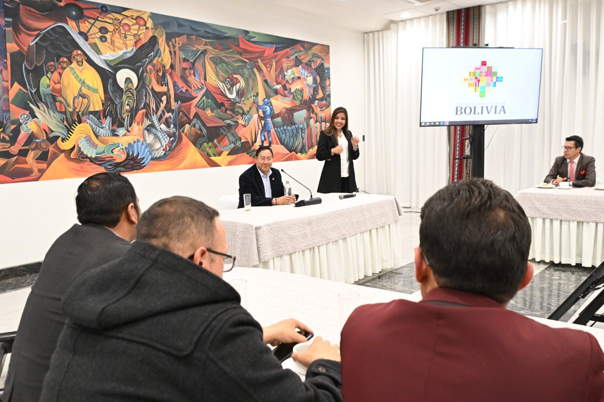 Hoy sostuvimos en Casa Grande del Pueblo un diálogo abierto con las y los hermanos de la prensa nacional, a horas de celebrarse el Día del Periodista Boliviano. Les explicamos los pilares de nuestro Modelo Económico Social Comunitario Productivo que, pese a un contexto
