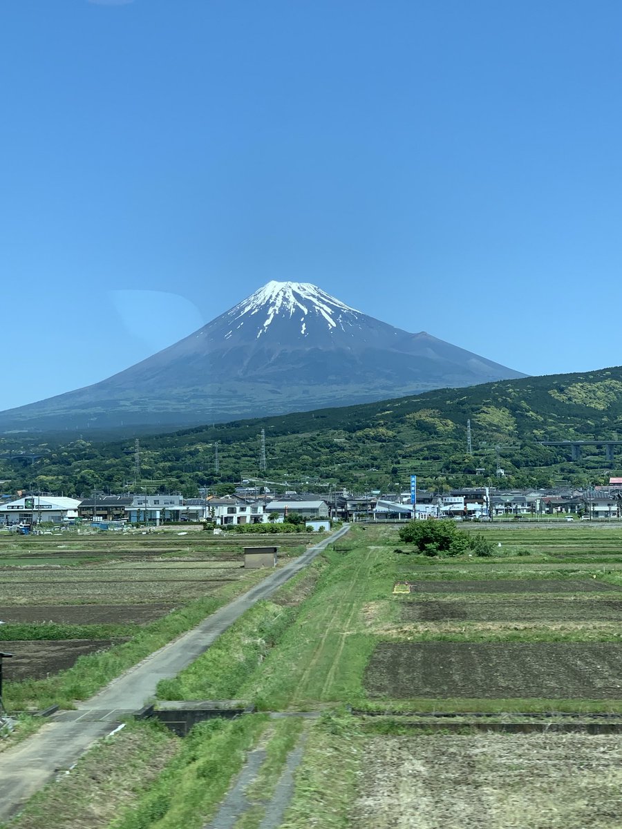 今週末も新幹線で名古屋へ向かう。富士山がキレイ。豊田市の能楽堂で師匠の『雲林院』を観るのと、お孫ちゃんたちの子守が目的。😅