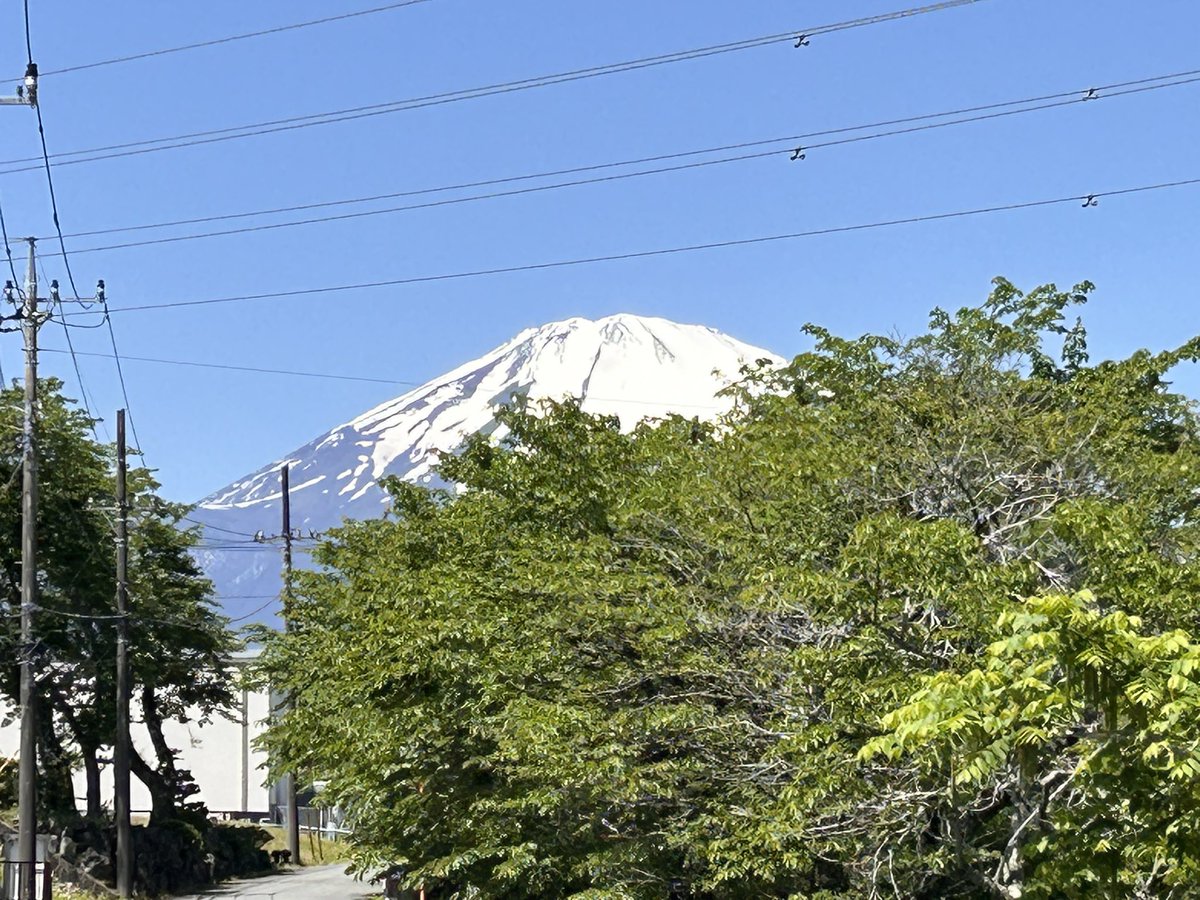 午前の富士山｡気温19℃。☀️ 金曜日｡
すっきり晴れた青空です。

#富士山