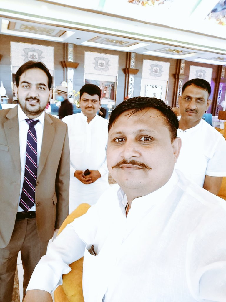 "दिया मिट्टी का है या सोने का,
यह महत्वपूर्ण नहीं है
बल्कि वो अंधेरे में प्रकाश कितना देता है यह महत्वपूर्ण है,

उसी तरह मित्र गरीब है या अमीर है,
यह महत्वपूर्ण नहीं है
बल्कि वो तुम्हारी मुसीबत मे तुम्हारा कितना साथ देता है यह महत्वपूर्ण है सुप्रभात🙏