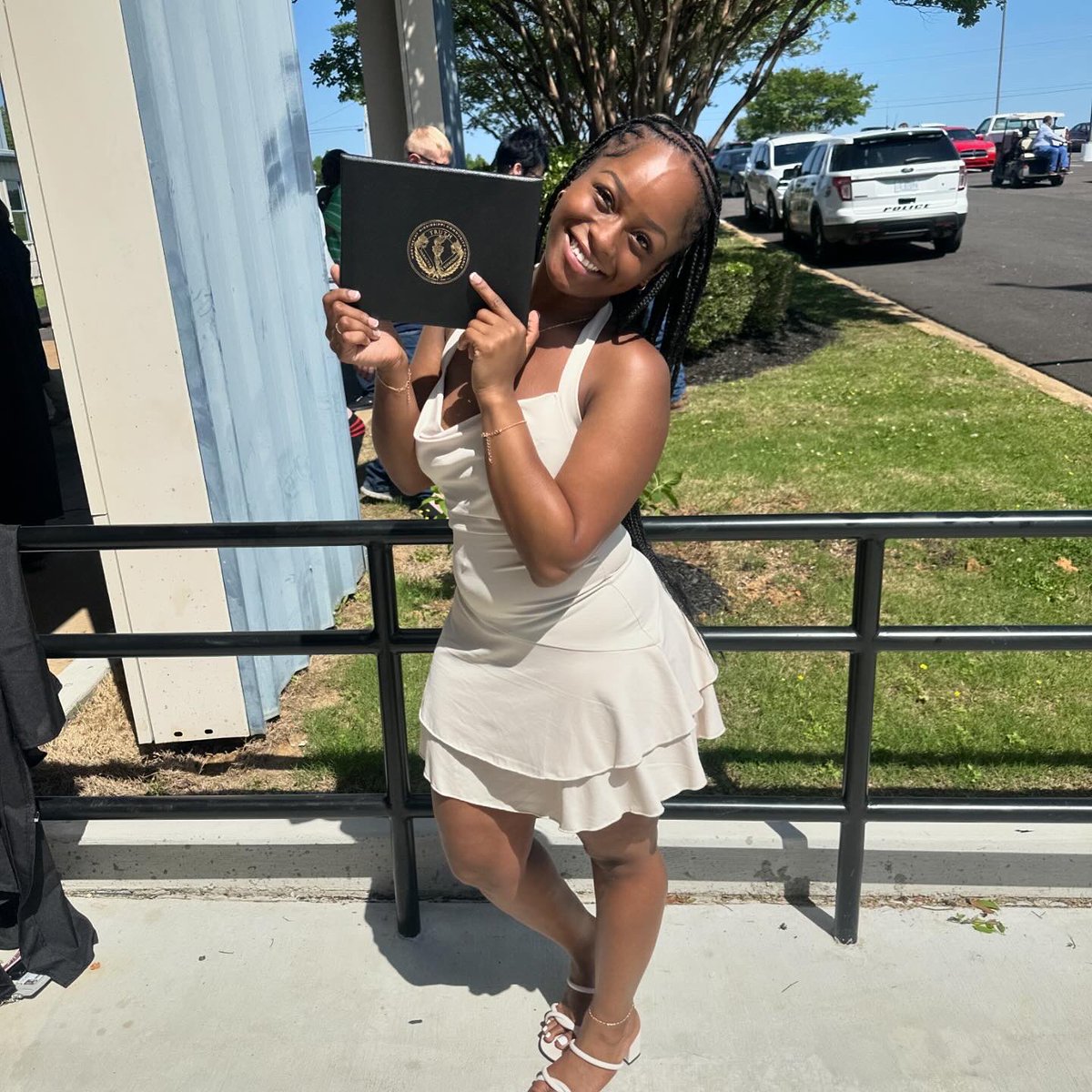 graduated from college today 🖤👩🏾‍🎓
