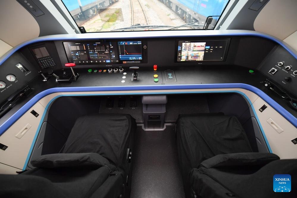China's 1st intelligent heavy-haul electric #locomotive rolled off the production line on Thursday in central China's Hunan. Boasting a traction power of 10,400 kW, the locomotive is expected to run on Shuozhou-Huanghua Railway, China's second-largest channel for coal transport.