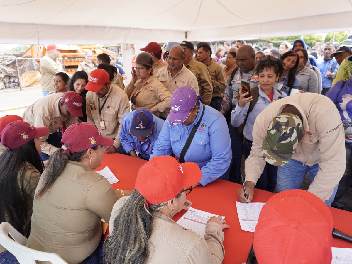 Bolívar 🚩 Trabajadores de la CVG en el estado Bolívar, las y los trabajadores realizaron una jornada de recolección de firmas para exigir a Biden que levanté bloqueo contra Venezuela. #LaLocuraEnAnzoátegui