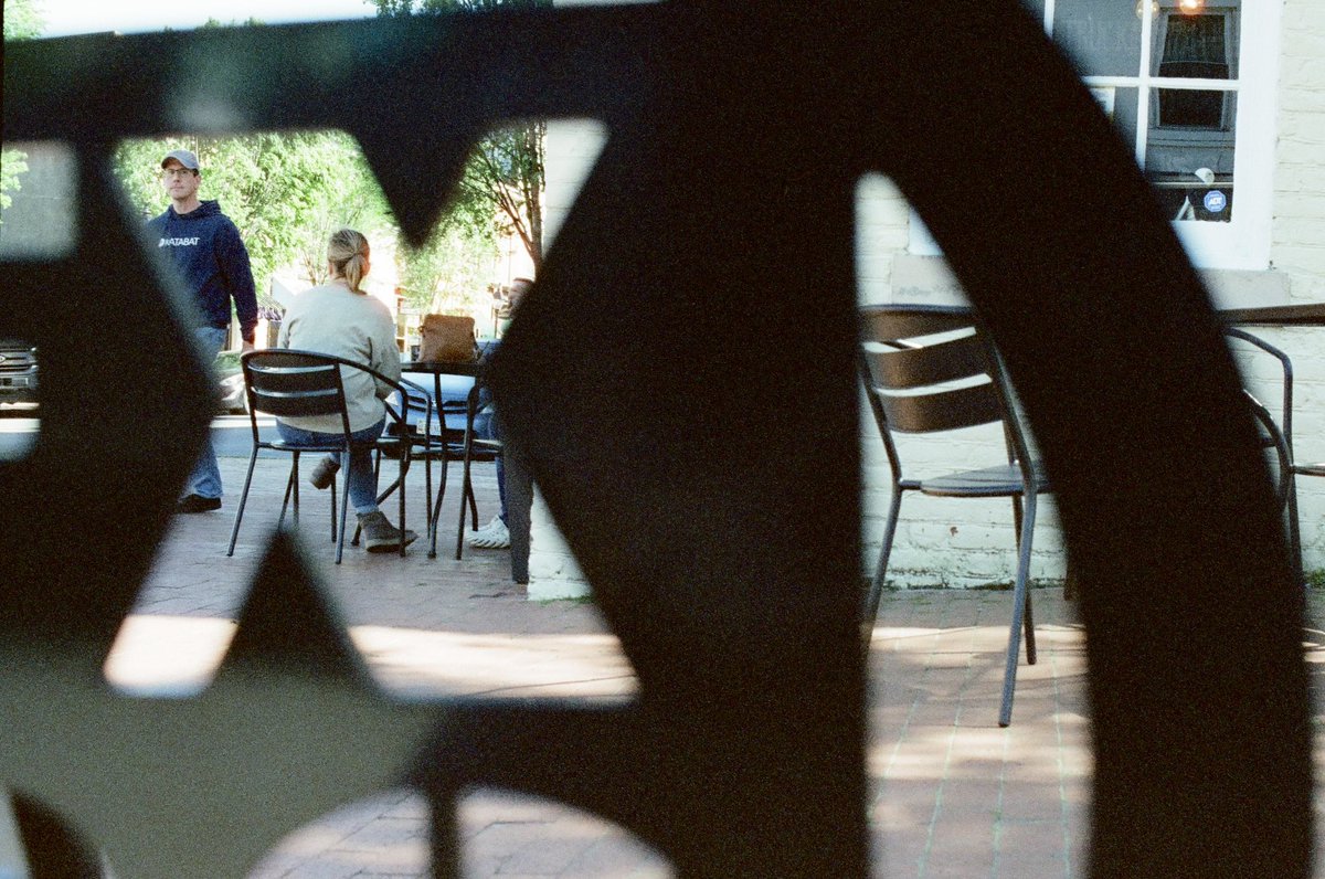 X marks the spot.
📸 #NikonF3hp | 🎞️ #Candido800
#streetphotography #peoplewatching #beliveinfilm #filmphotography #35mm #capturemoments #shootmorefilm #downtown #fredericksburgva