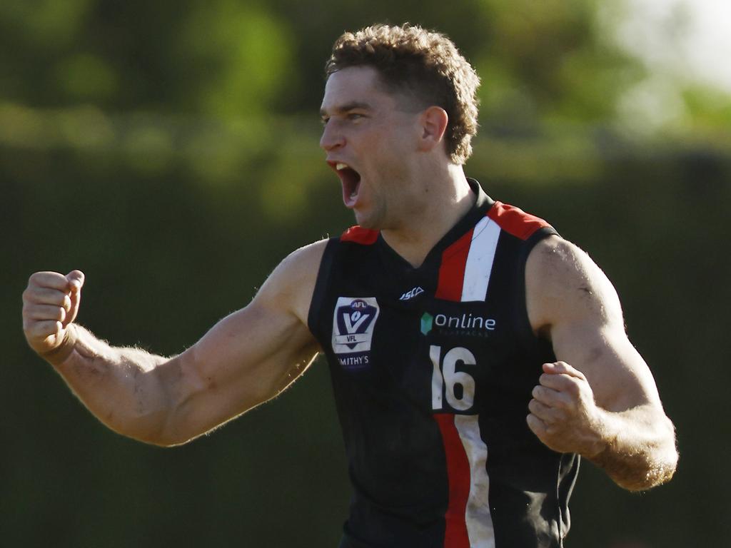 James Rendell left footy for a shot at the NFL via one of America’s most famous colleges. The loss of his father – late, great Matt – played a role in the remarkable switch, which came with a poignant coincidence. ✍️ @paulamy375 @RalphyHeraldSun MORE ▶️ bit.ly/3UU5r6g