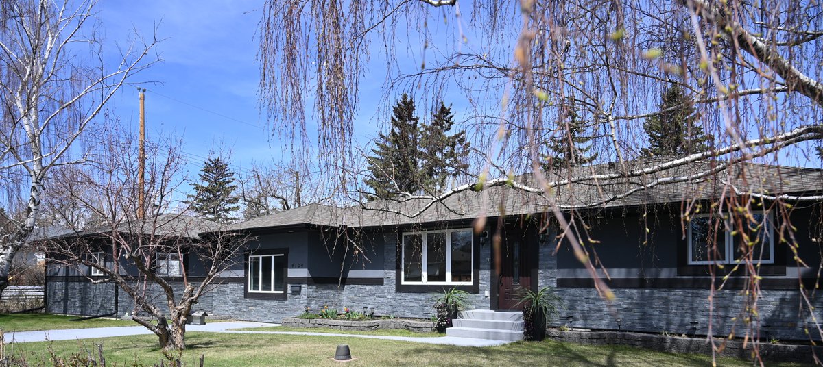 Moving to Calgary? This is a unique property to buy, located in the heart of the City of Calgary - close to Mount Royal University and some of the best schools in the city #moving  #RealEstate   #buyingahouse #househunting #houseforsale #housingmarket

kijiji.ca/v-view-details…