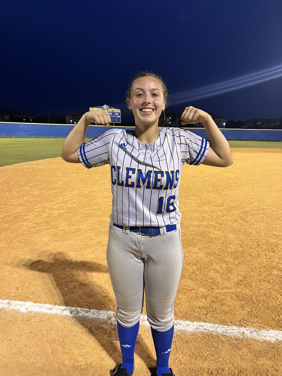 Photo Courtesy Tessie Harrison. Erika Padron hit a walkoff double to lift Clemens past Cedar Ridge 4-3 (9) in game 1. Series resumes in Round Rock Friday. If Clemens wins the series it'd be their 1st R4 appearance in school history. The last Clemens team to reach R4? 2019…