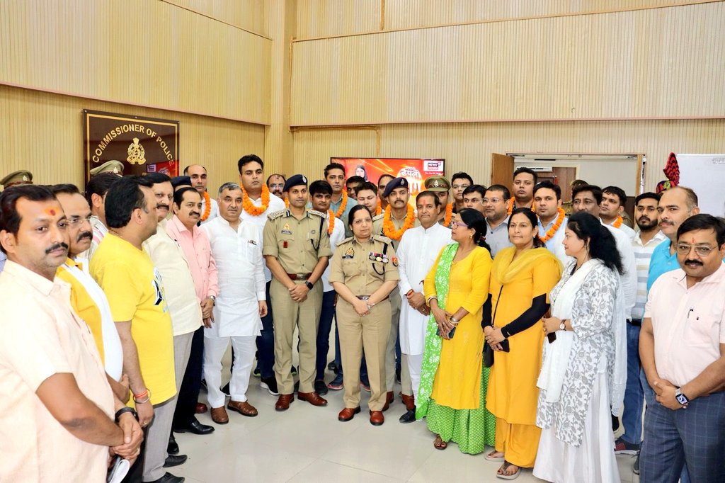 ‼️गौतमबुद्ध नगर पुलिस की लोगों ने की सराहना,पुलिस कमिश्नर लक्ष्मी सिंह एवं ग्रेटर नोएडा डीसीपी साद मियां खां की हो रही तारीफ,लोगों डीसीपी साद मियां खां को फूल बुके देकर जताया पुलिस का आभार,बीटा 2 क्षेत्र में हुई थी हत्या की घटना,पुलिस टीम ने दिन रात एक कर किया चर्चित हत्याकांड का