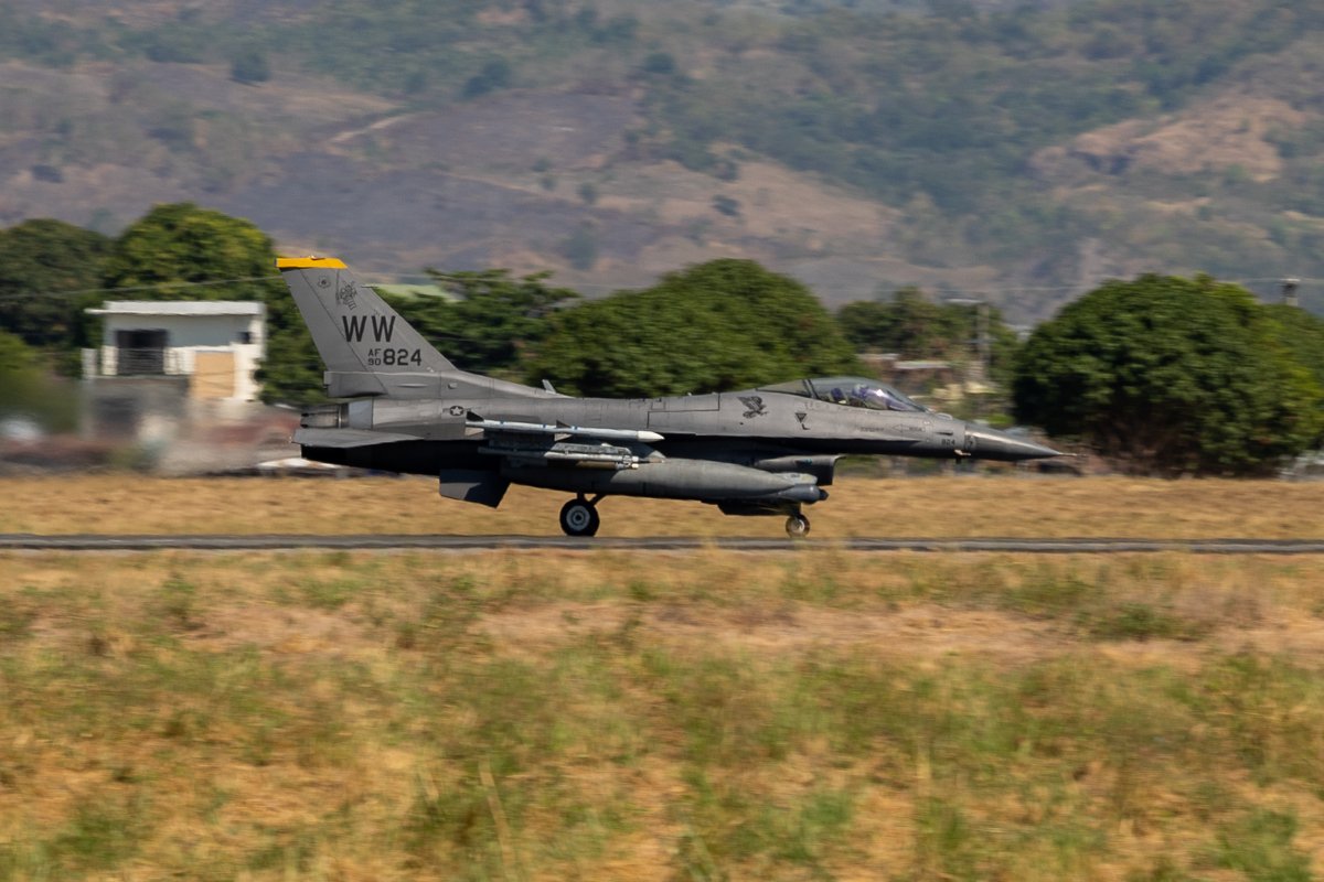 🇺🇸–🇵🇭 @PACAF aircraft conduct a maritime strike during #Balikatan24, strengthening interoperability and combined capabilities with @TeamAFP supporting mutual defense priorities in the #FreeAndOpenIndoPacific. 📍 #Philippines 📸 Cpl Kyle Chan