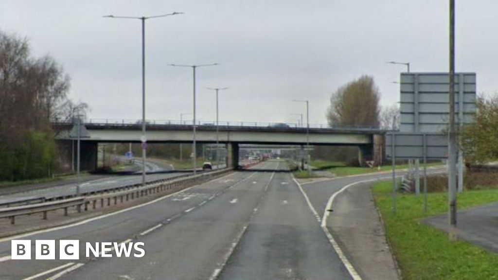 East Lancashire Road closed after motorbike and bin #Lorry #Crash
🔗 bbc.co.uk/news/articles/…
#Kirkby #M57 #Police #truckingNews