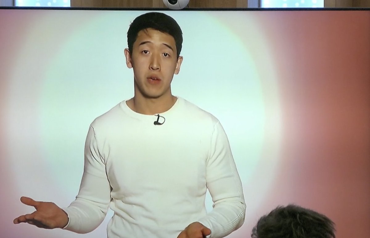 no se si es un casting, un mensaje del cielo o si está presentando el próximo iphone 

#GranHermano