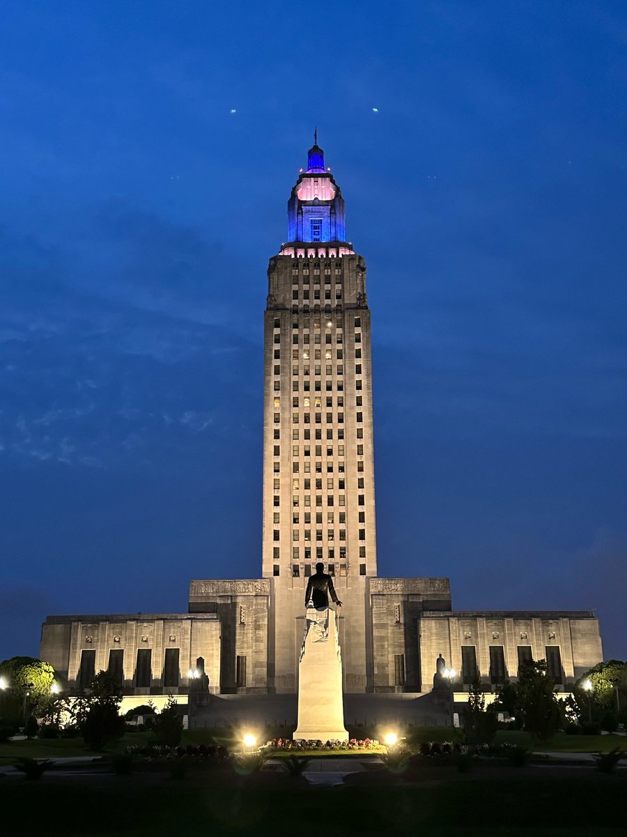 The nurses’ light shines bright on the Louisiana State Capitol tonight! 💫✨ #NursesWeek #NursesLightUpTheSky #LaNursesLead #Lalege #lagov
