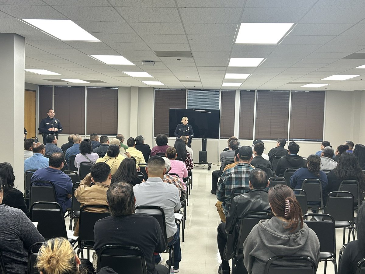Full house for our OVB Spanish Language 8 wk Community Police Academy where the public gets a insight into the LAPD. From Human Trafficking to Homicide Investigations #communityengagemen #LAPD #Partnership @LAPDRuby @LAPDCaptMorales