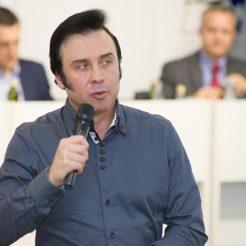 O mal do malandro é achar que só a mãe dele fez ele esperto. O prefeito de Farroupilha Fabiano Feltrin é um fanfarrão babaca como todo bolsonarista. O troglodita é cover do Elvis Presley (sério). Achou que ia "se consagrar" gravando vídeo dando esporro num ministro do Lula.  Não