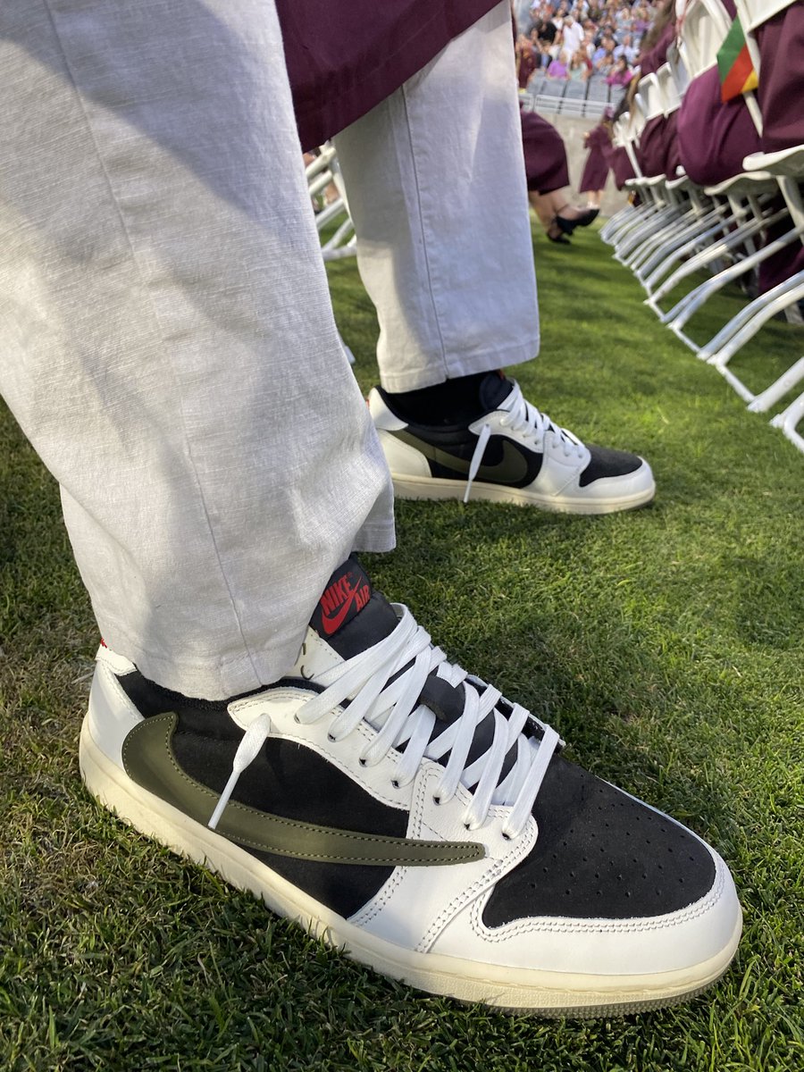 Graduation #UNDS for my #KOTD. Been waiting for what seems like forever for this day to finally put these on as a reward to myself. #ASUGRAD 
#nike #snkrsliveheatingup #SNKRS