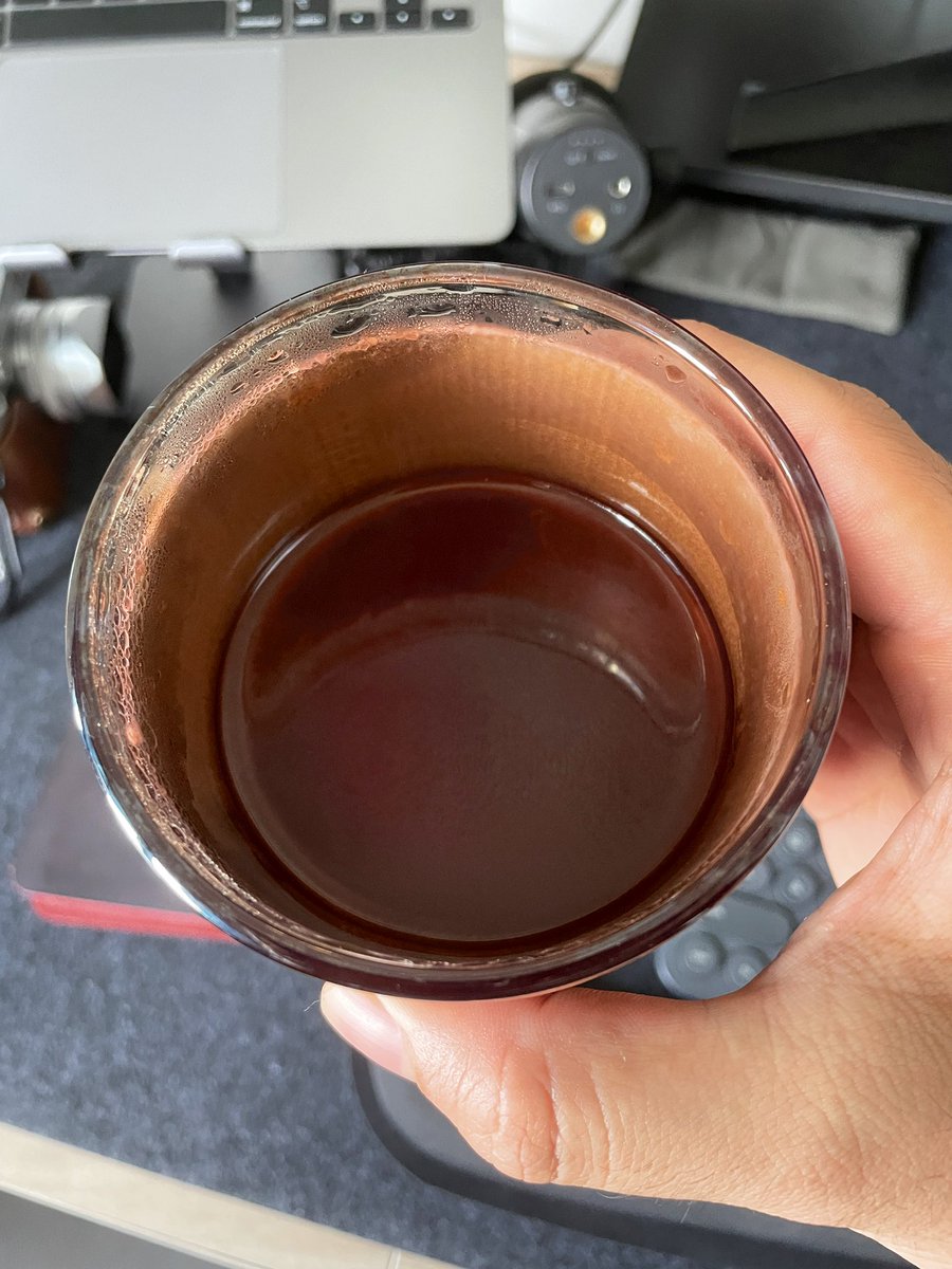 fakhrifadzli's tweet image. Sedapnya ya Tuhan. 
Waktu tengah kisar biji kopi dah bau wangi bunga.
Hirupan pertama, dapat rasa taste note Jasmine.
Dari gelas terus meresap ke dalam jiwa.