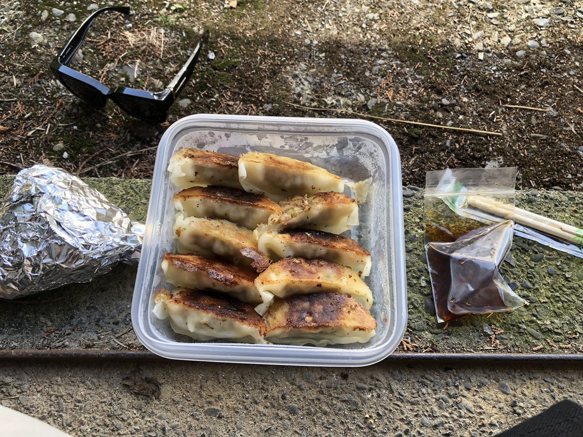 今年最後の畑飯。 なんか、母ちゃん雑になってる？ 左手骨折してるのにありがとう ( ՞߹𖥦߹՞ ) でも、おにぎりじゃなくて タッパー飯でいいのよ ( ՞߹𖥦߹՞ )